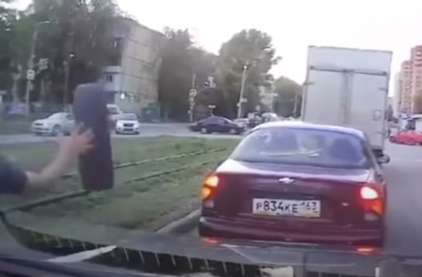 VIDEÓ: Nem sokat cicózott – Puszta kézzel állította meg az autója felé pattogó autókereket