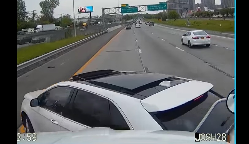 VIDEÓ: Addig provokálta a kamionost, hogy keresztbe fordította őt az úton