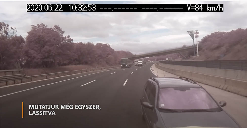 VIDEÓ: Így csapódott be egy autó a munkavégzést biztosító járműbe az M0-s autóúton