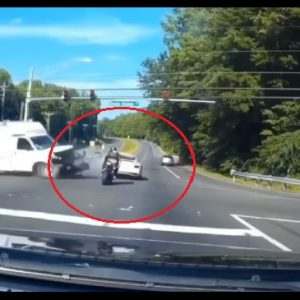 VIDEÓ: A halál torkából menekült meg ez a motoros