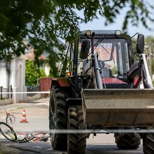 FOTÓK: Hetedikes kislány vesztette életét Tiszakanyáron, amikor elütötte egy traktor