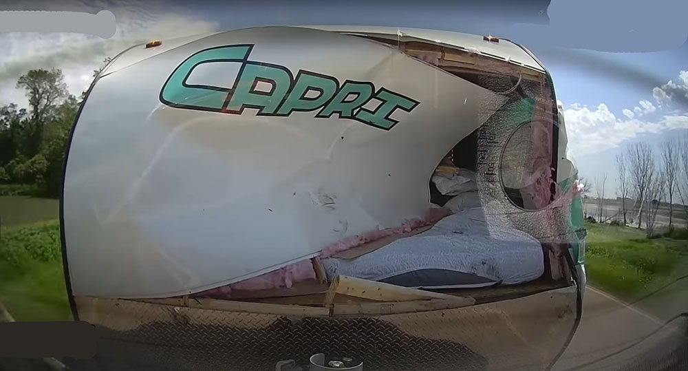 VIDEÓ: Drámai, amit rögzített fedélzeti kamera. Őz csapódott a lakókocsiba