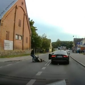 VIDEÓ: Egy részeg ember akadályozta az autósokat, az Audi sofőrje hamar pontot tett a dolog végére