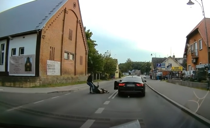 VIDEÓ: Egy részeg ember akadályozta az autósokat, az Audi sofőrje hamar pontot tett a dolog végére