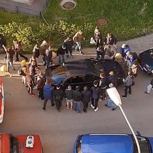 VIDEÓ: Nem fért el a tűzoltó. Megoldotta a több, mint egy tucat ember ereje