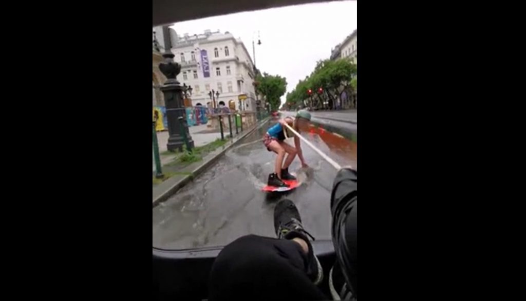 VIDEÓ: Komoly esőzés volt tegnap a fővárosban is – Volt aki wakeboardra pattant az Andrássyn