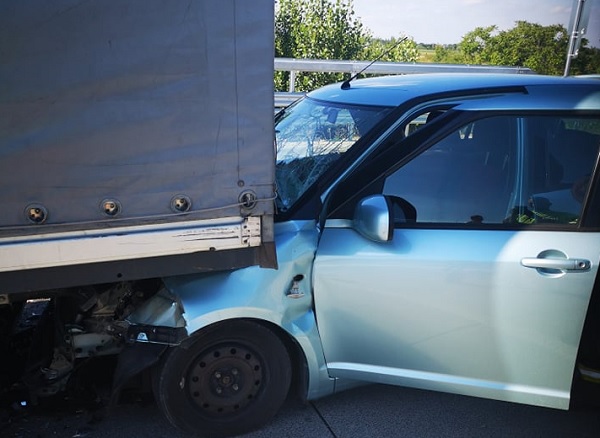 FOTÓK: Összeütközött egy kisteherautó és egy gépkocsi az M0-ás autóúton