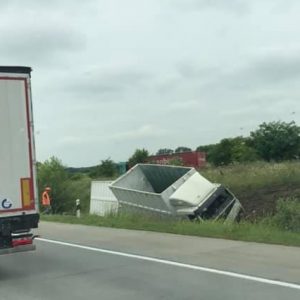 FOTÓK: Átszakította a szalagkorlátot és a pályatest másik oldalán lévő árokba csapódott egy teherautó az M0-son