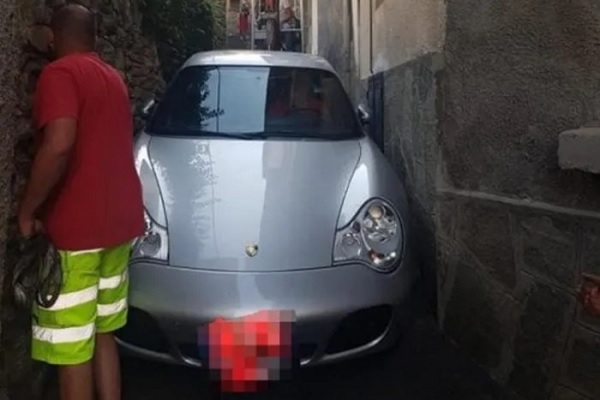 FOTÓK: Sikátorba szorult egy autós a GPS miatt – Pechére a kuplung is megadta magát, így nem volt kiút