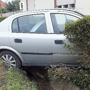 FOTÓK: Úgy érezte nem ivott annyit, hogy ne tudjon vezetni – Egy parkoló autó mégis kifogott rajta