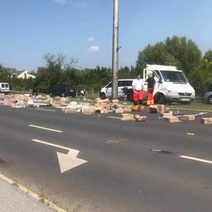 FOTÓK: Darabokra tört egy fagylaltosautó raktere Nyíregyházán