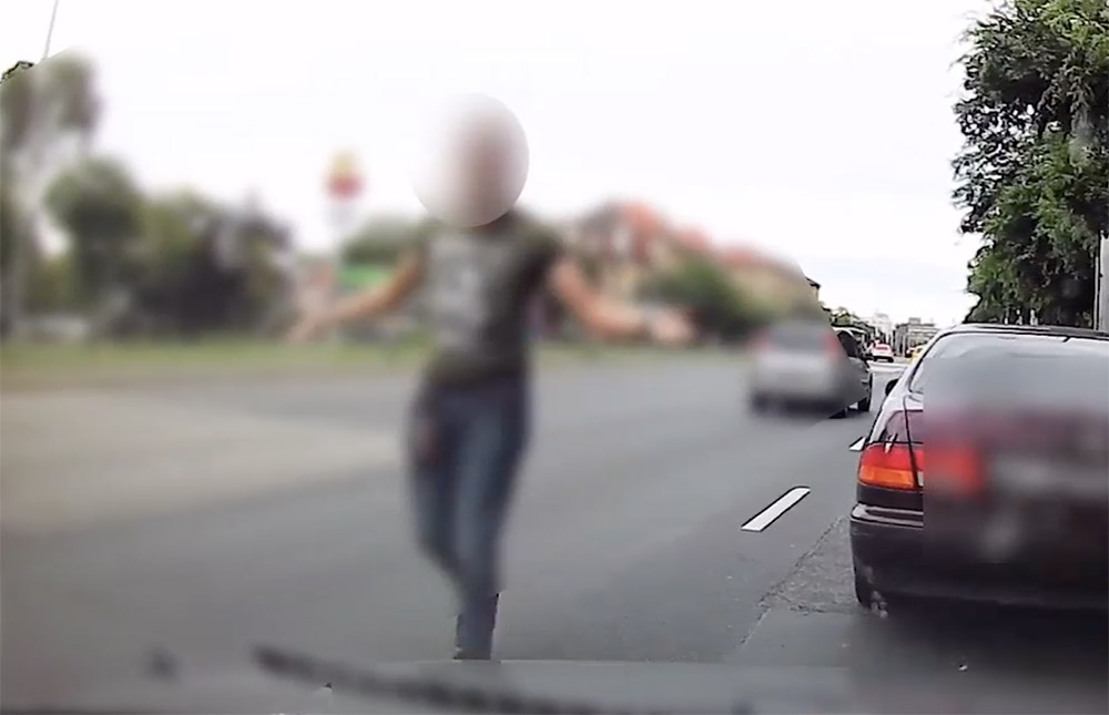 VIDEÓ: “Ne állj meg kérlek légy szíves, nagyon félek”! | “Szálljál ki!” – ordította az agresszív sofőr