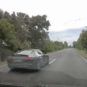 VIDEÓ: Több, mint 220-szal előzte meg a pofátlan(tan)ító civil rendőrautót az Audi R8-cal