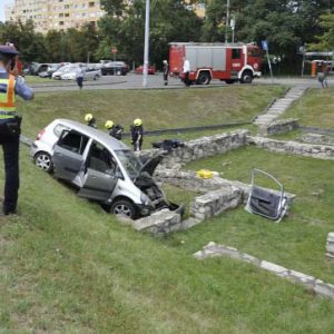 A római romok közé gurult egy autó ma délután. A sofőrt ki kellett menteni a roncsok közül