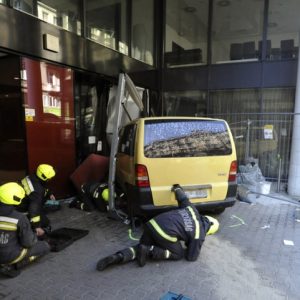 FOTÓK: Karambol után épületnek csapódott egy autó az 5. kerületben – Négy személy megsérült