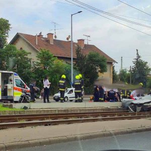 Kirepült egy kisgyerek az autóból, ami villanyoszlopnak csapódott a Hungária körúton