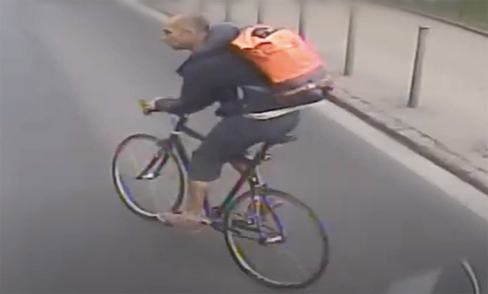 VIDEÓ: Nem adott elsőbbséget a biciklis egy busznak, amin megsérült egy utas a fékezés miatt. Keresik a rendőrök
