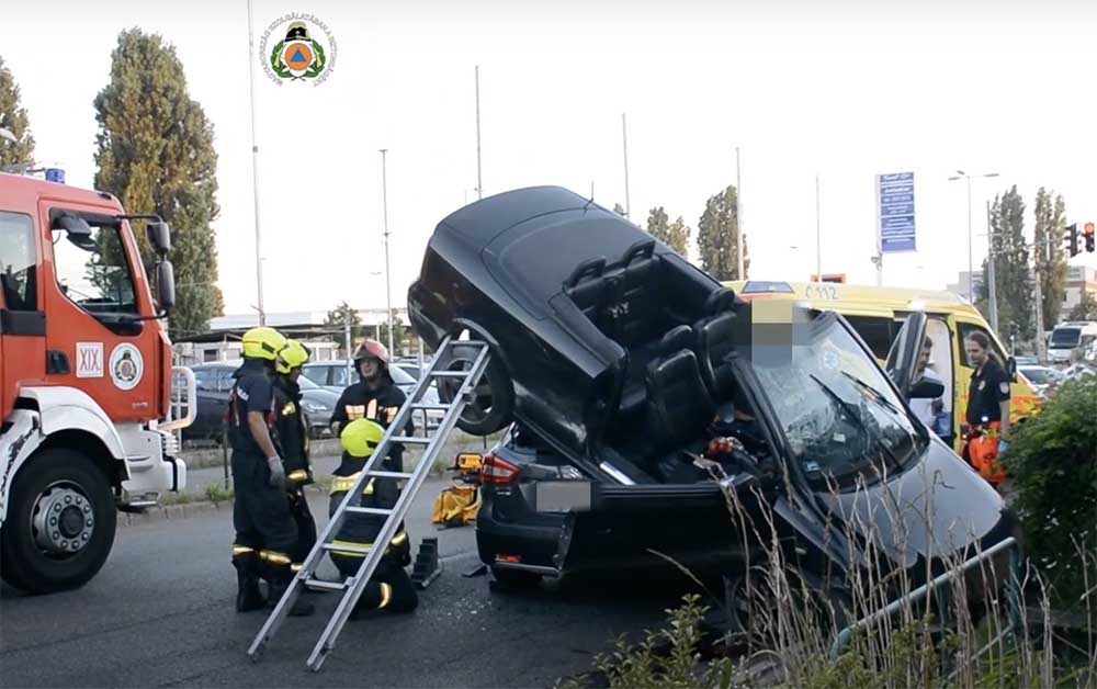 VIDEÓ: Egy cabrio Opel landolt a Suzuki tetején tegnap Kispesten. Videó készült a mentésről