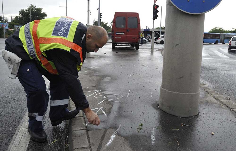 Felhajtott a járdára és három embert elgázolt egy autó ma délelőtt Felhajtott a járdára és három embert elgázolt egy autó ma délelőtt