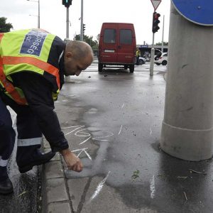 Felhajtott a járdára és három embert elgázolt egy autó ma délelőtt