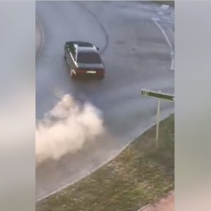 VIDEÓ: Felvétel is készült a győri körforgalomban driftelő, majd balesetező autósról