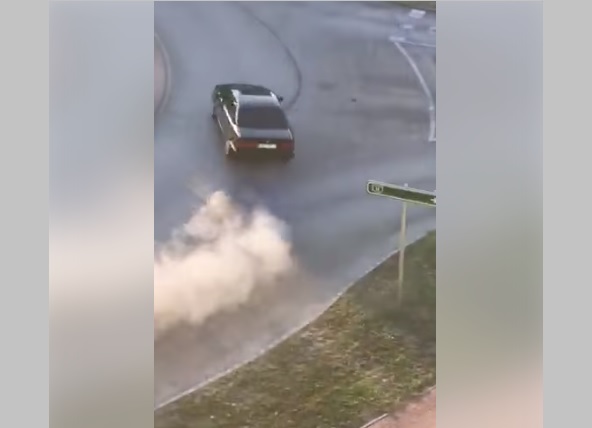 VIDEÓ: Felvétel is készült a győri körforgalomban driftelő, majd balesetező autósról