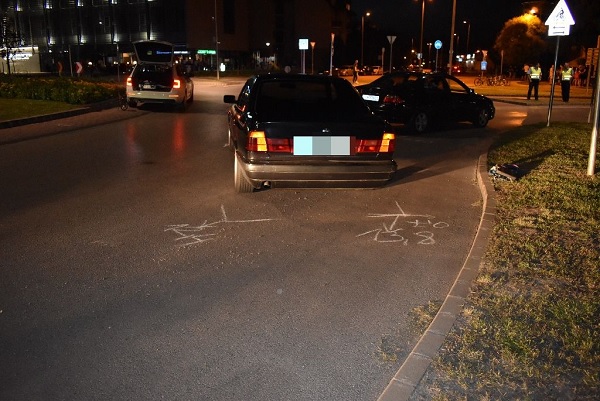 FOTÓK: Győri körforgalomban driftelt az autós – Baleset lett a vége
