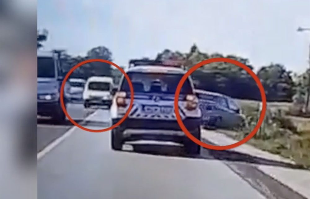 VIDEÓ: Árokba kényszerült a rendőr előtt egy autós, mert szabálytalanul előztek VIDEÓ: Árokba kényszerült a rendőr előtt egy autós, mert szabálytalanul előztek