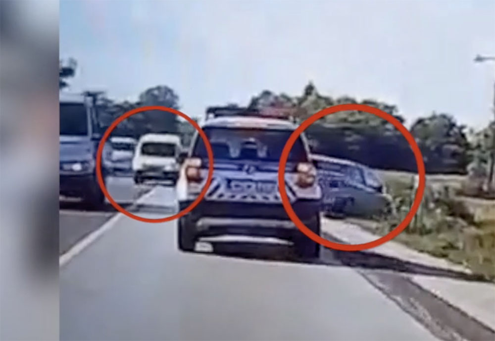 VIDEÓ: Árokba kényszerült a rendőr előtt egy autós, mert szabálytalanul előztek