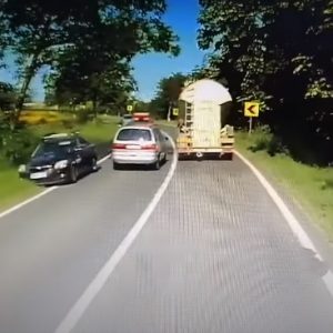 VIDEÓS: Záróvonalon előzött és az sem érdekelte, hogy jönnek szemből – 3 autós hajtott miatta le az útról
