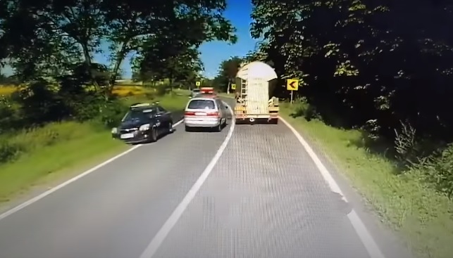 VIDEÓS: Záróvonalon előzött és az sem érdekelte, hogy jönnek szemből – 3 autós hajtott miatta le az útról