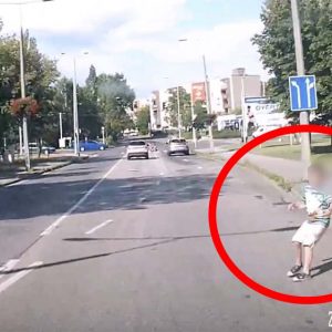 VIDEÓ: Itt most tényleg centiken múlott egy gyermek elgázolása! Két ijesztő eset, ahol nem az autós a hibás