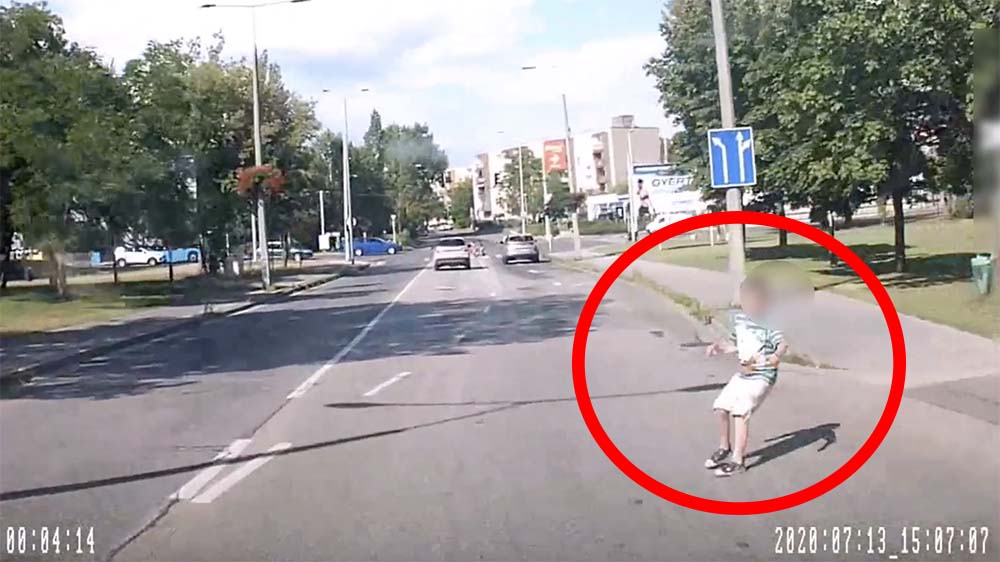 VIDEÓ: Itt most tényleg centiken múlott egy gyermek elgázolása! Két ijesztő eset, ahol nem az autós a hibás