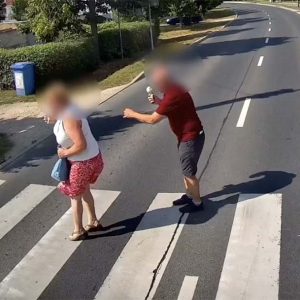 VIDEÓ: Centiken múlt, hogy nem gázoltak el a gyalogátkelőn egy párt Zircen