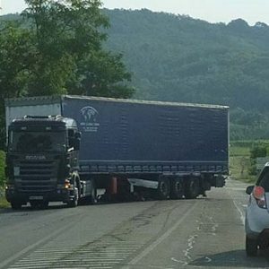 FOTÓK: Teherautó és motoros ütközött reggel Esztergomban – A motoros a teherautó alá szorult