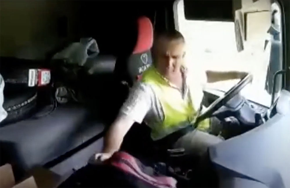 VIDEÓ: Ez a kamionsofőr elkövette azt, amit látszólag nagyon megbánt. Szívás…