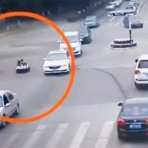 VIDEÓ: Játékautóval hajtott a kocsik közzé két gyerek a csúcsforgalomban
