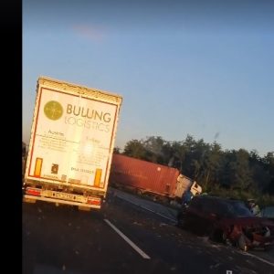 Súlyos baleset – Autó és teherautó ütközött az M5-ös autópályán Szeged felé a 26-os km-nél