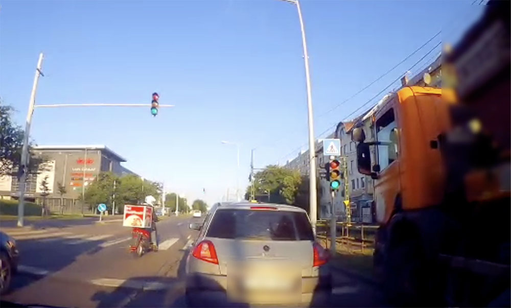 VIDEÓ: Óriásit mentett a Kerepesi úton a konténeres ezzel a húzással