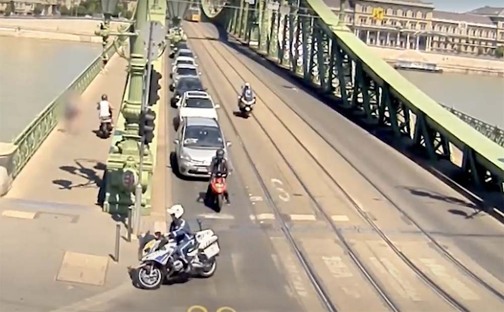 VIDEÓ: Rendőrök üldözték a motorost, aki minden eszközzel próbált meglógni. Nem ok nélkül…