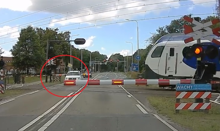 VIDEÓ: Úgy állt meg, hogy a sorompó az autója mögött csukódott le- Szépen le is darálta a vonat a kocsi orrát