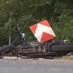 VIDEÓ: Közlekedési tábla vágta le egy nő lábát, amikor motorjukkal hatalmasat repültek egy bicskei körforgalomban