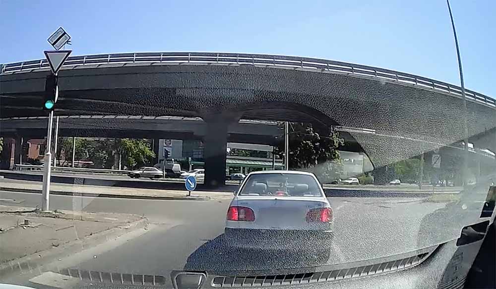 VIDEÓ: Kedves Toyotás! Nem azért dudáltak rád az Árpád hídnál, mert lassan mentél, hanem…