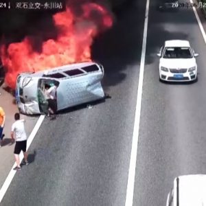 VIDEÓ: Pillanatok alatt borult lángba a balesetező autó – Egyetlen ember állt meg segíteni