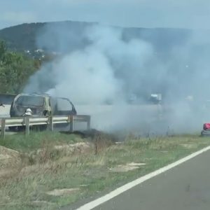 FOTÓK: Kigyulladt és teljes terjedelmében lángol egy autó az M7-es autópályán, a törökbálinti lehajtó közelében