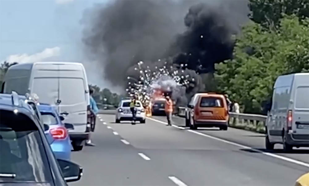 VIDEÓ: Robbanás, óriási füsttel kiégés az M7-esen. Egy autó végső pusztulása, testközelből :(