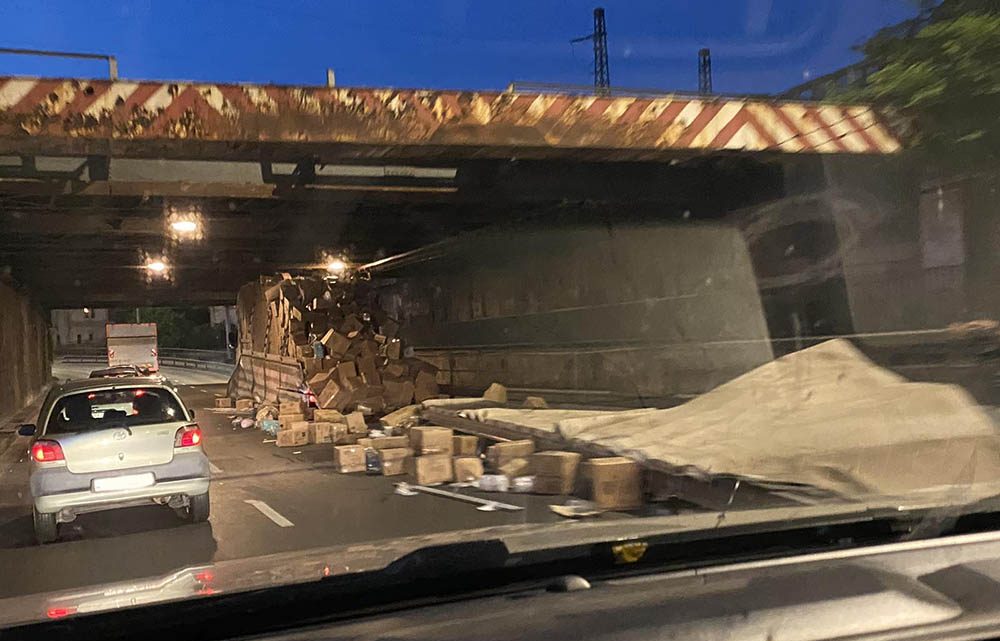 Kemény videó: Megint lefejezett egy kamiont a felüljáró a Hungária körúton Kemény videó: Megint lefejezett egy kamiont a felüljáró a Hungária körúton