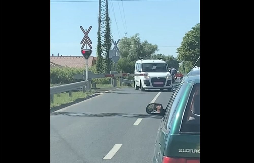 VIDEÓ: Vasúti átjáróba ragadt Tárnokon egy autós. Érthetetlen képsorok… VIDEÓ: Vasúti átjáróba ragadt Tárnokon egy autós. Érthetetlen képsorok…
