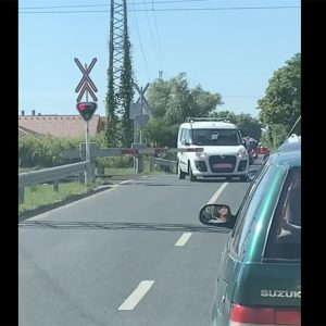 VIDEÓ: Vasúti átjáróba ragadt Tárnokon egy autós. Érthetetlen képsorok…
