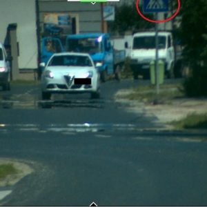 FOTÓK: 50-es táblánál 93 km/h-val előzött zebrán a szombathelyi autós